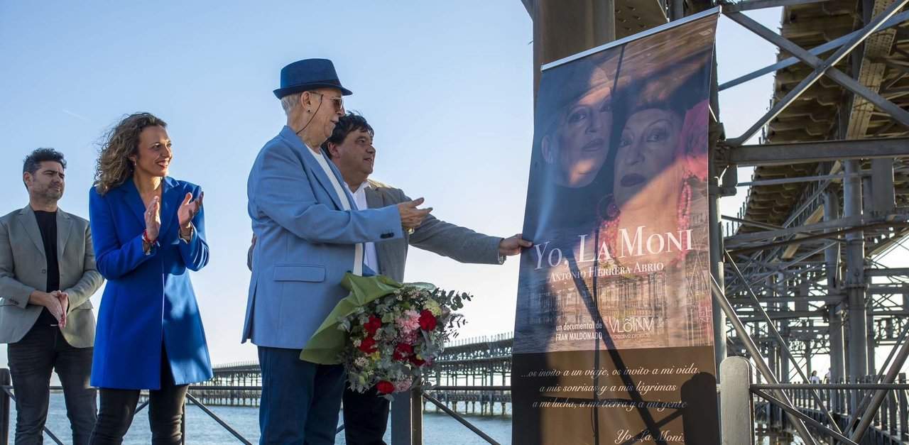 'La Moni', acompañada por el ex alcalde Gabriel Cruz, en la presentación del cartel documental