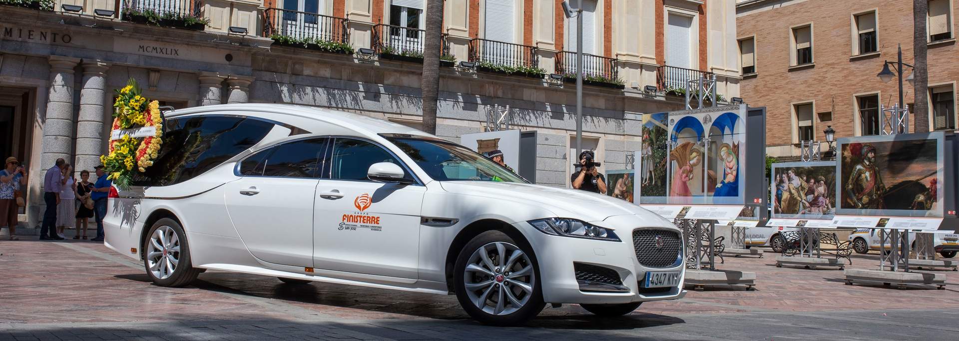 El coche fúnebre parte del Ayuntamiento entre los cuadros del Prado