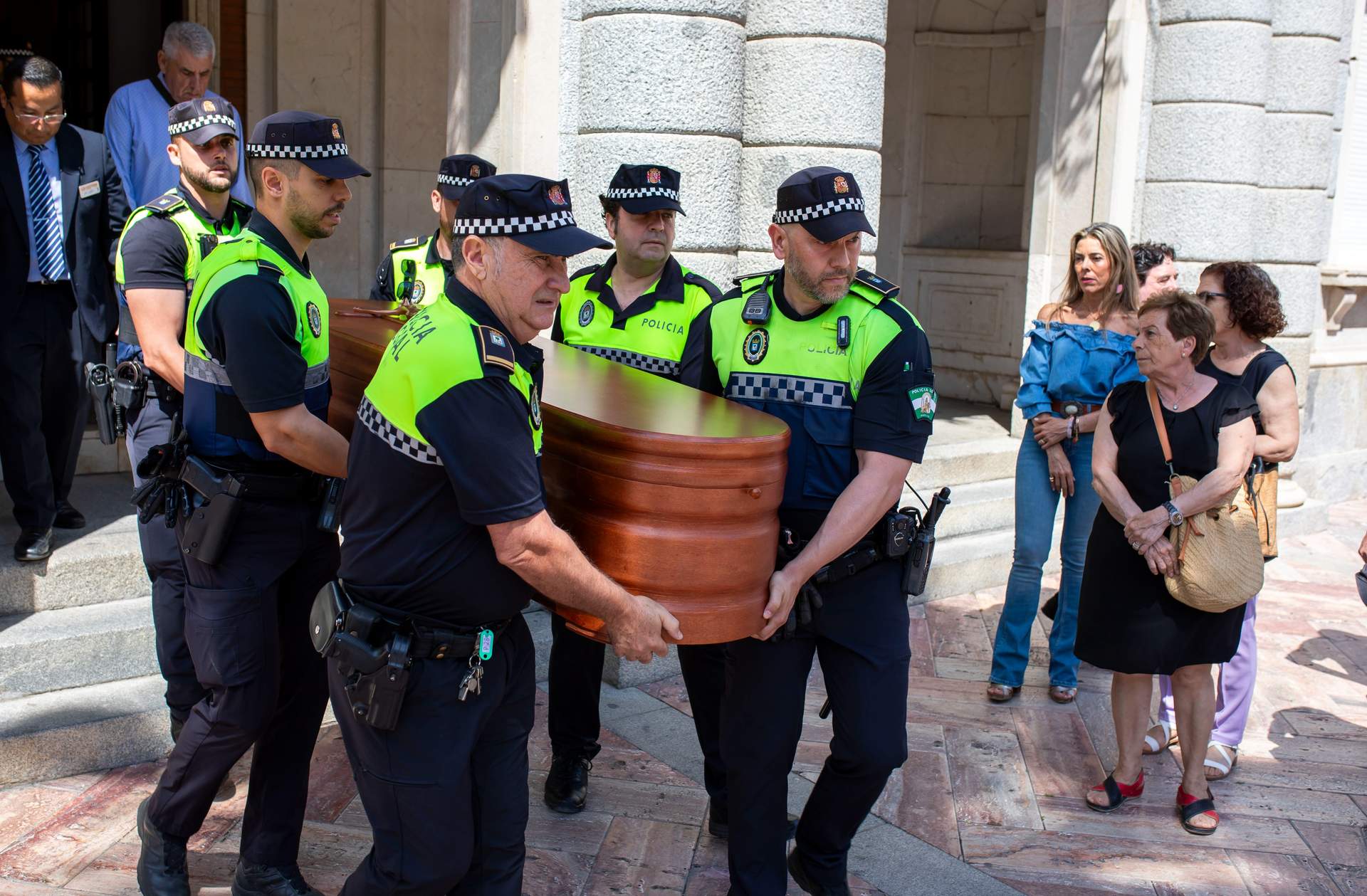 El ataúd con los restos mortales de 'La Moni' ha sido portado por agentes de la Policía Local