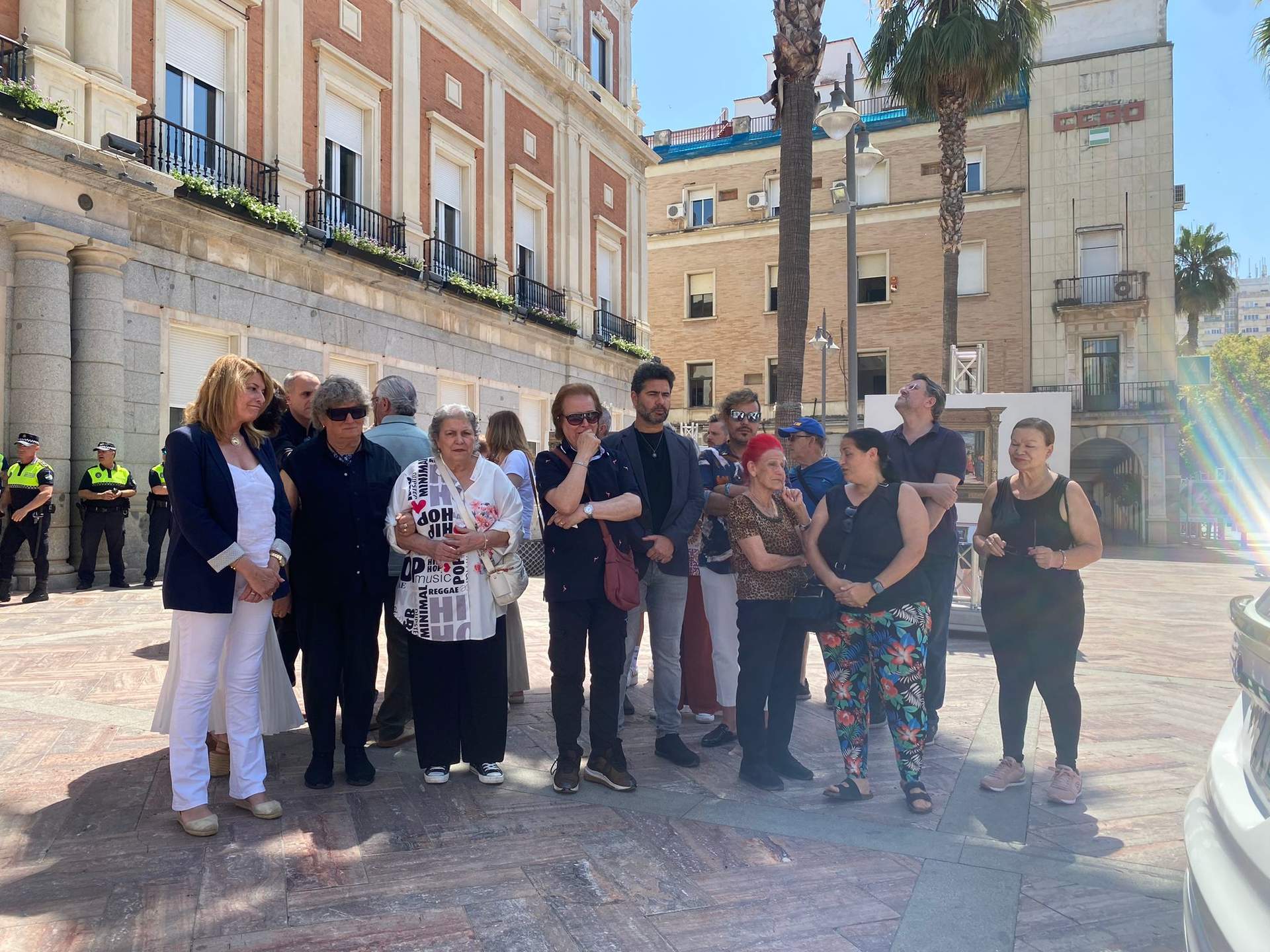 Familiares y amig@s junto la alcaldesa, Pilar Miranda