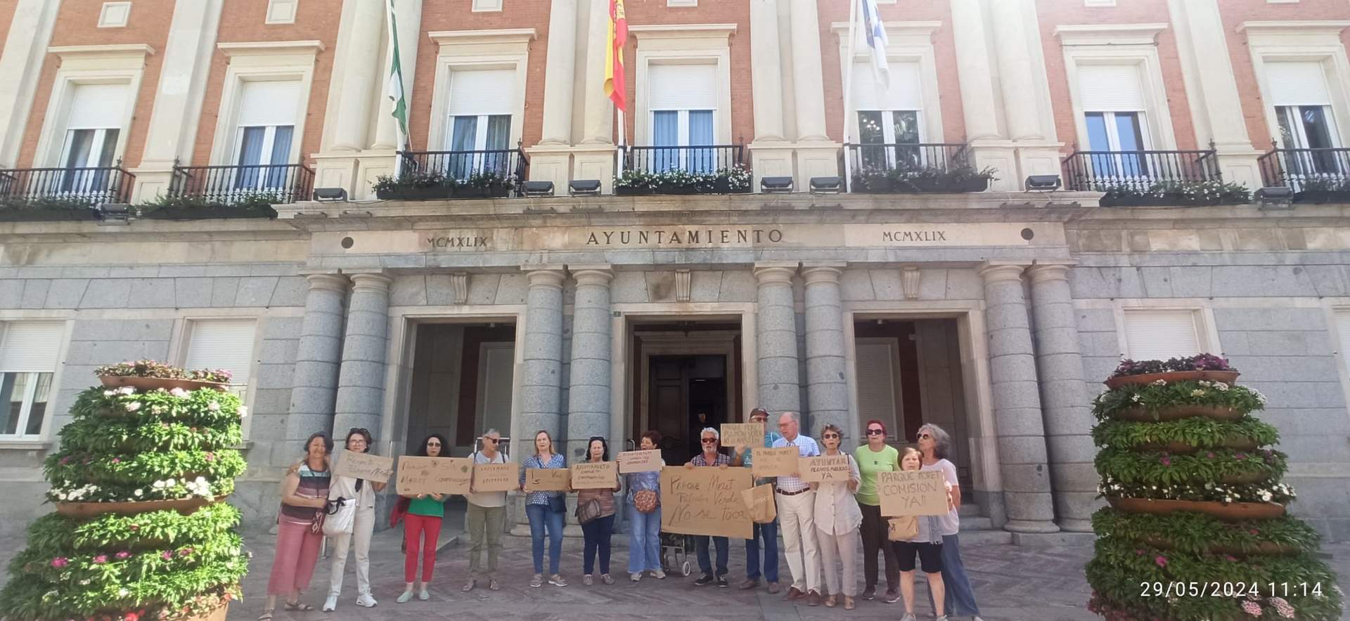 Integrantes de la Plataforma y Huelva Te Mira, ante el Consistorio