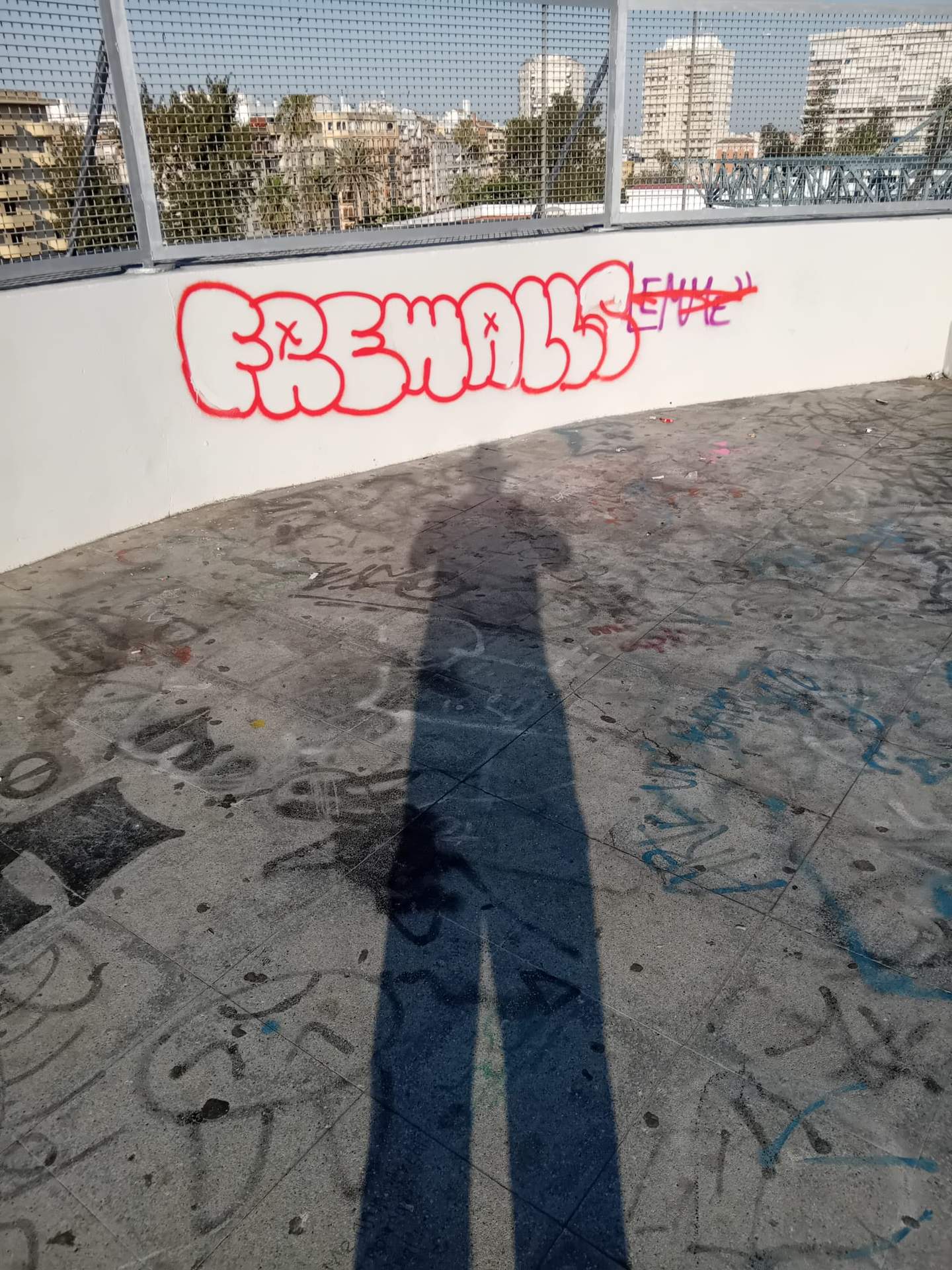 Pintadas en la Plaza del Titán, ubicada junto a El Corte Inglés