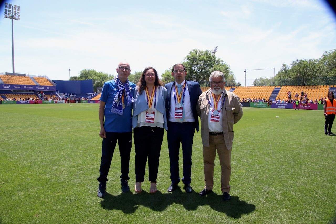 En la instantánea junto a miembros de la directiva y del cuerpo técnico