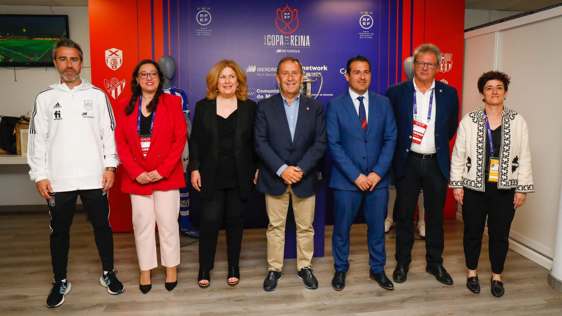 Manuela con la alcaldesa de Alcorcón y Pablo Lozano Presidente de la RFAF entre otros