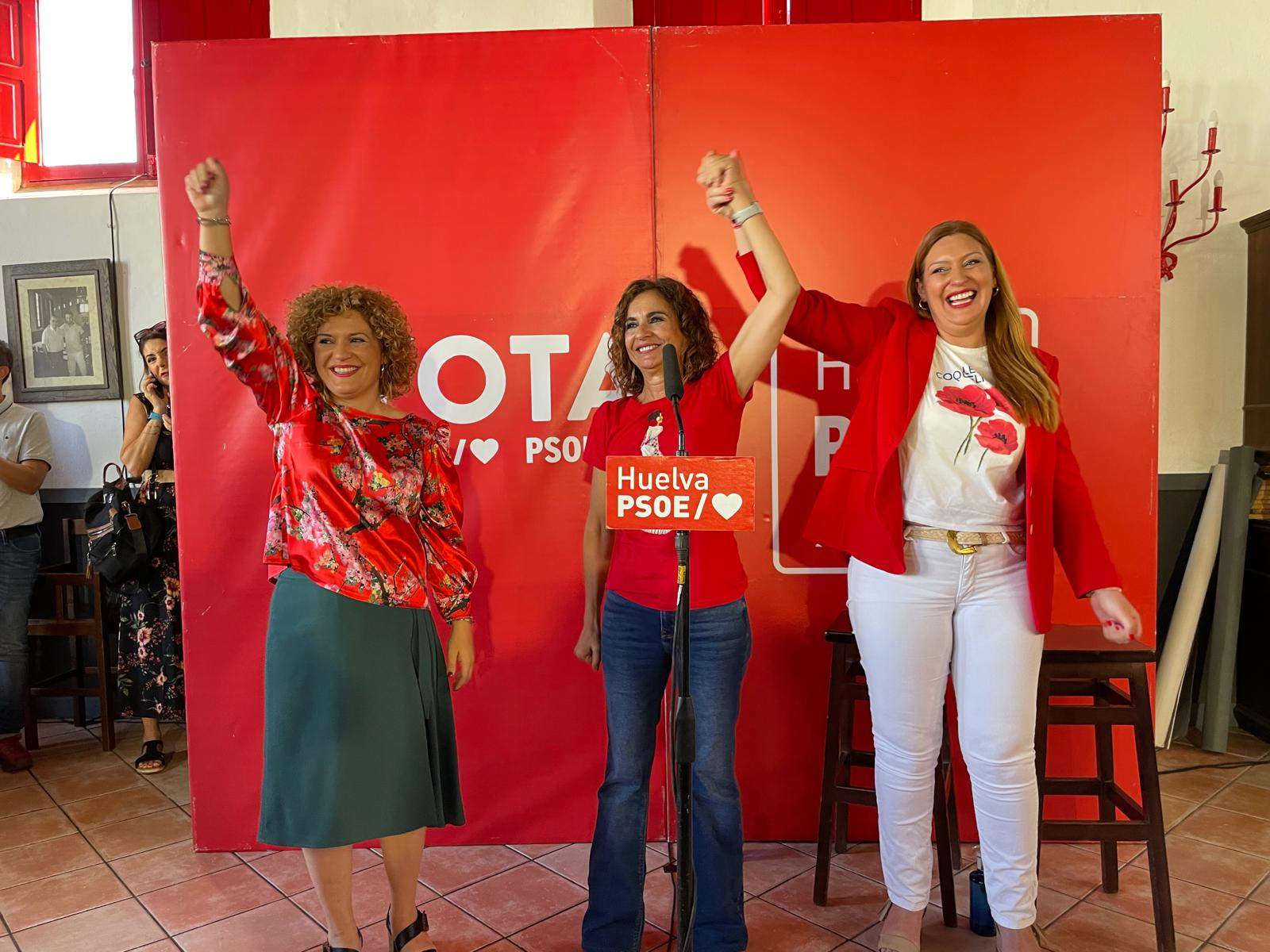 La alcaldesa Sira Senra levanta el brazo de la ministra, María Jesús Montero, junto a Limón