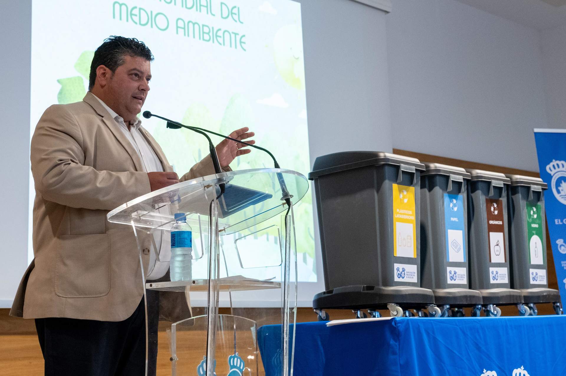 El diputado Alpresa en la entrega de contenedores