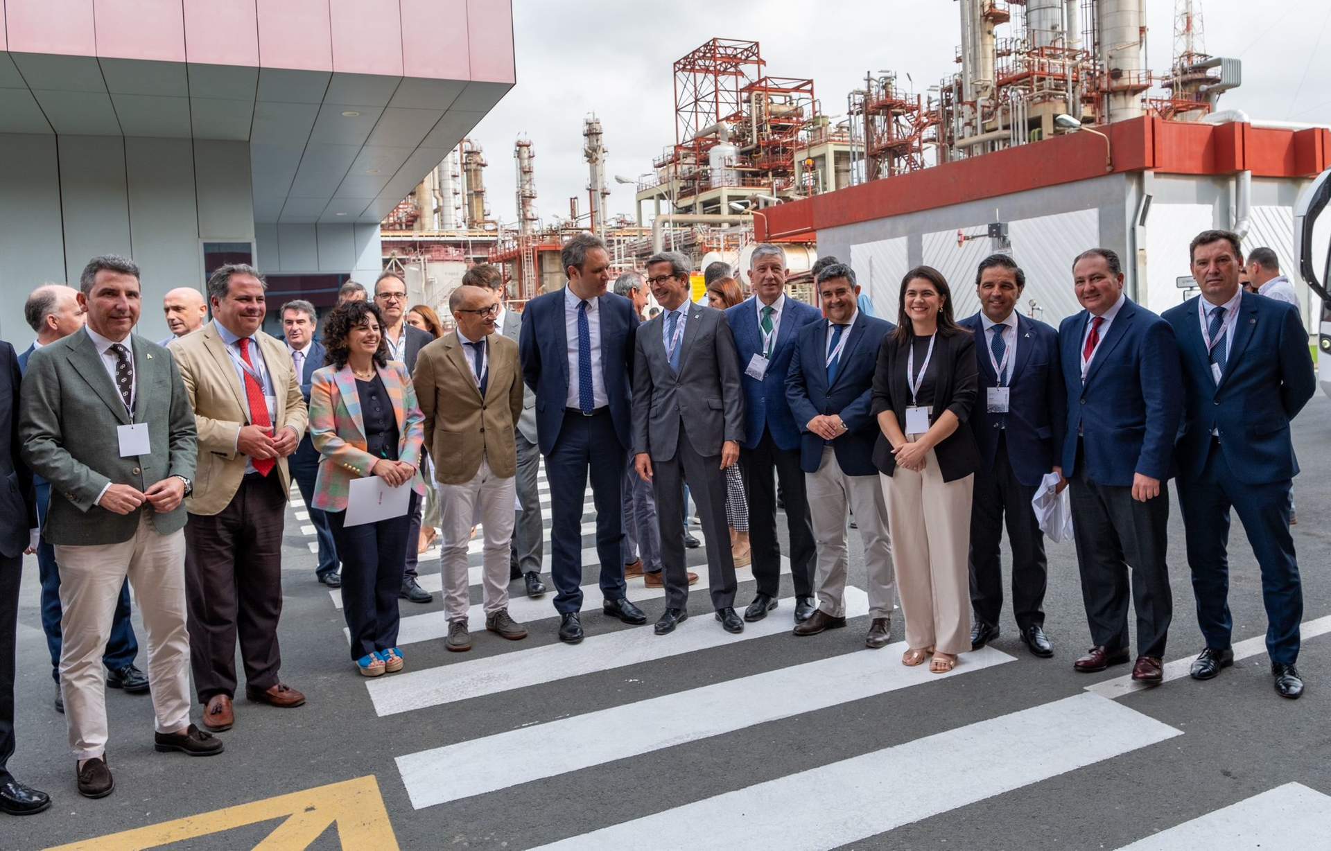 Foto de familia en las instalaciones de Cepsa