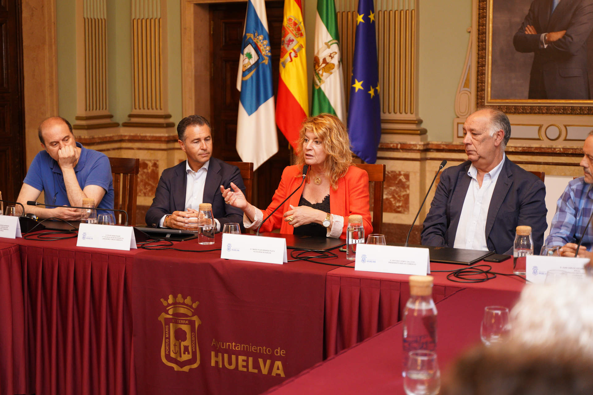 Miranda, acompañada por Arias y representantes del Comercio onubense y de Isla Chica