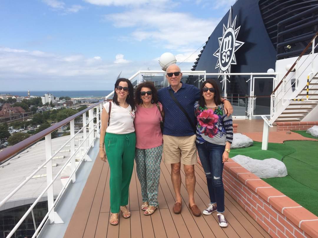 Juan Manuel junto a su esposa y sus hijas Angélica e Inmaculada