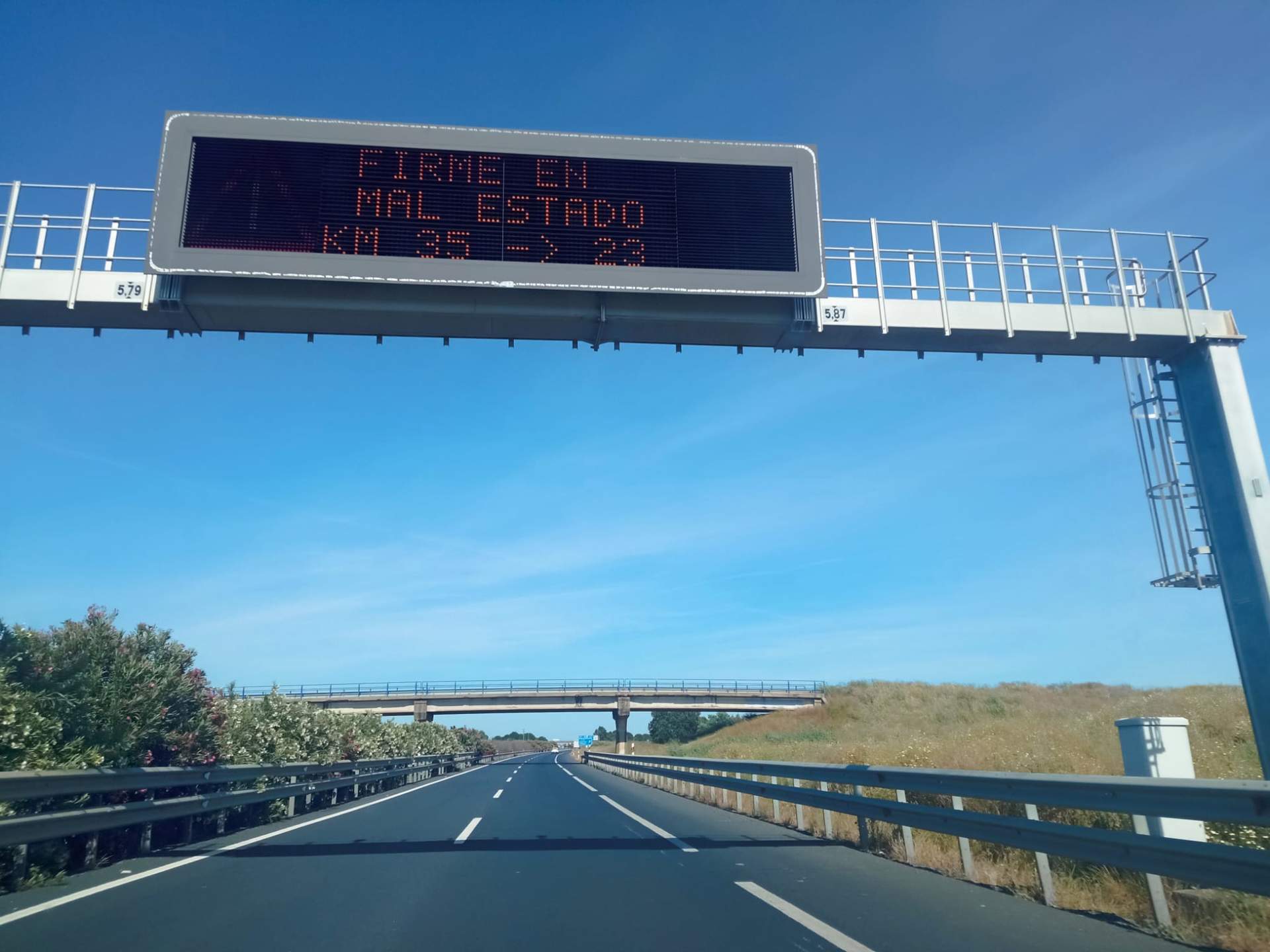 Señalización por firme en mal estado
