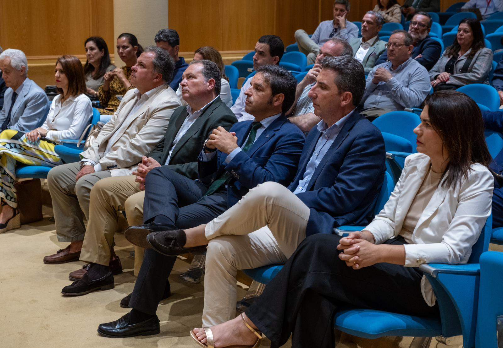 Autoridades locales, provinciales y andaluzas en la presentación del informe