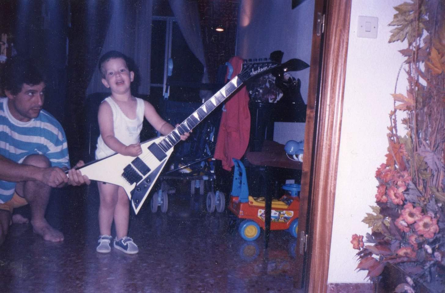 Desde la infancia ya le gustaba la música y en especial la guitarra