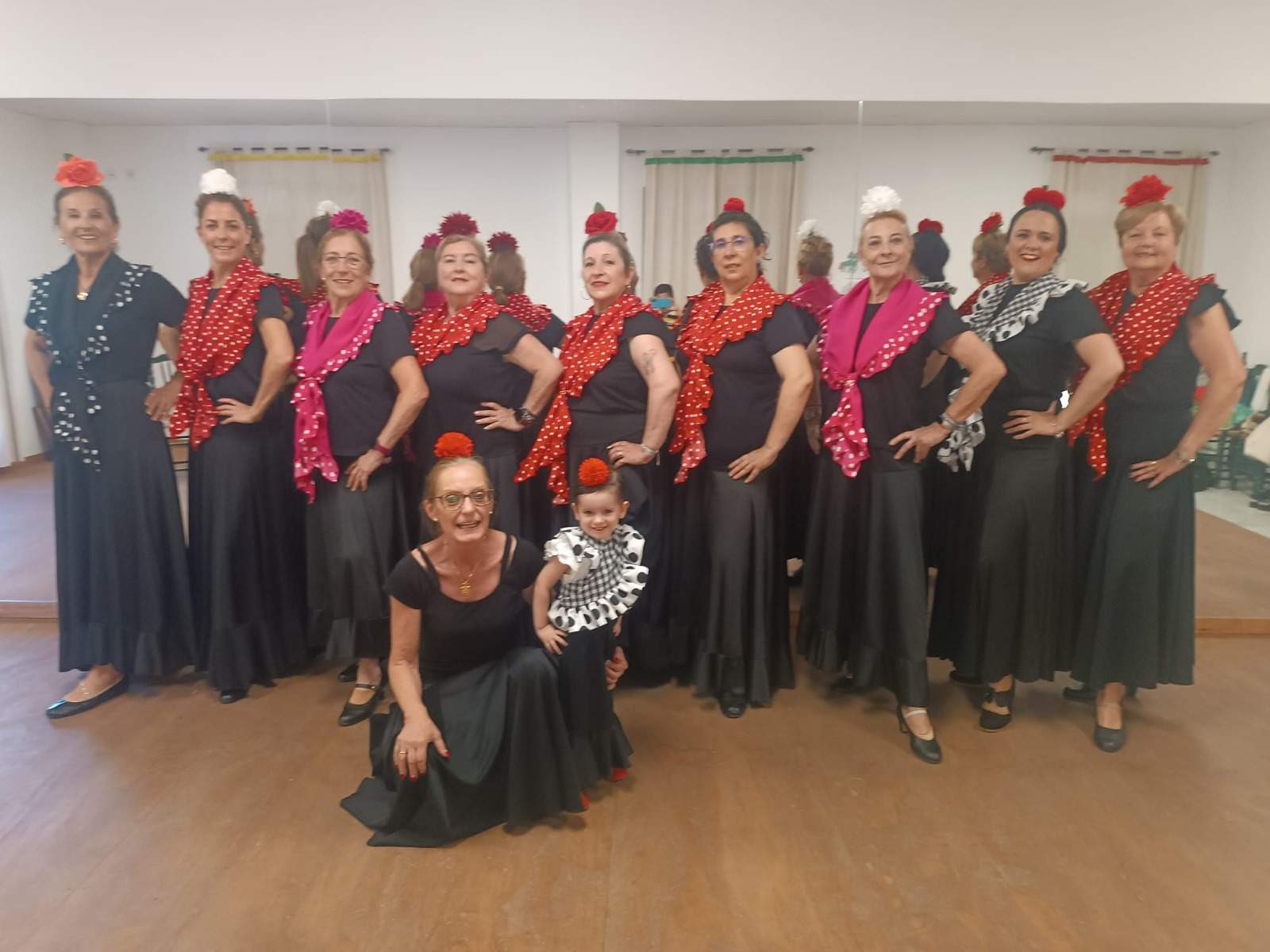 Con uno de sus grupos de alumnas celebrando el fin de curso