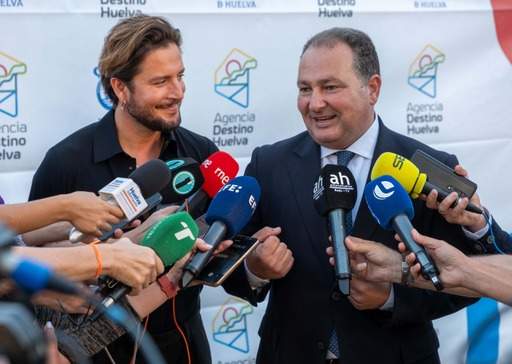 Manuel Carrasco junto al presidente de la Diputación, David Toscano