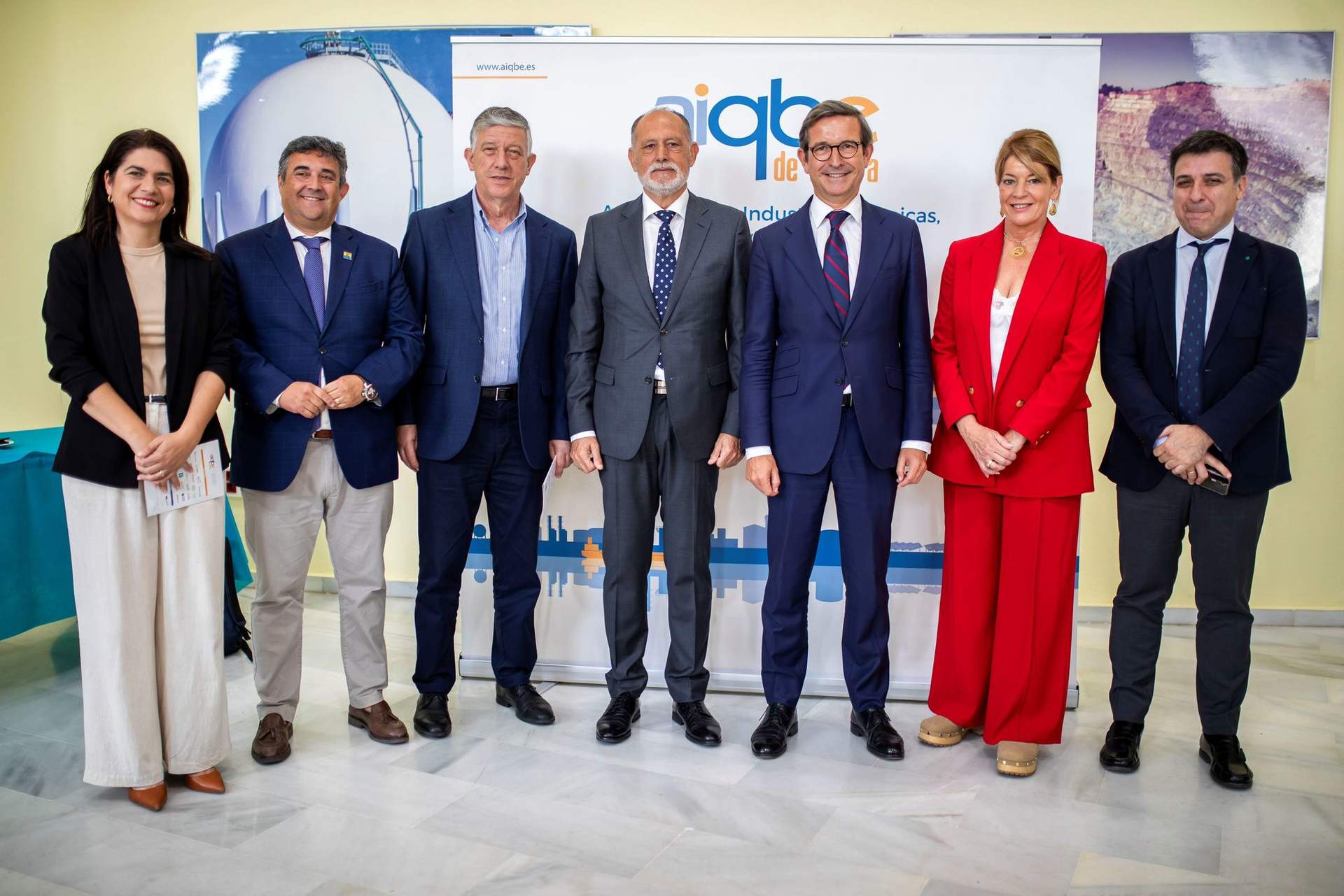 Foto de familia al comienzo del acto de AIQBE