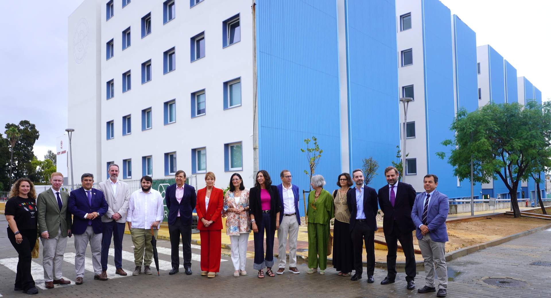Foto de familia a las puertas de la Residencia de Estudiantes de la UHU