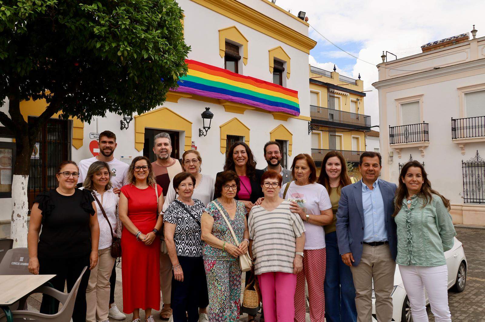 López, con mujeres de Beas que han confeccionado la bandera