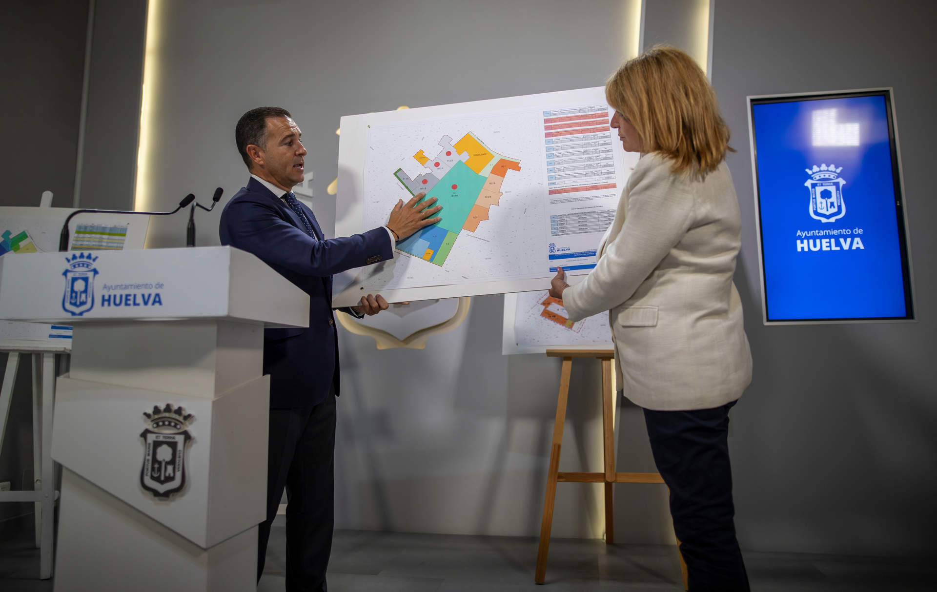 Miranda y Arias, esta mañana, con los planos del proyecto urbanístico