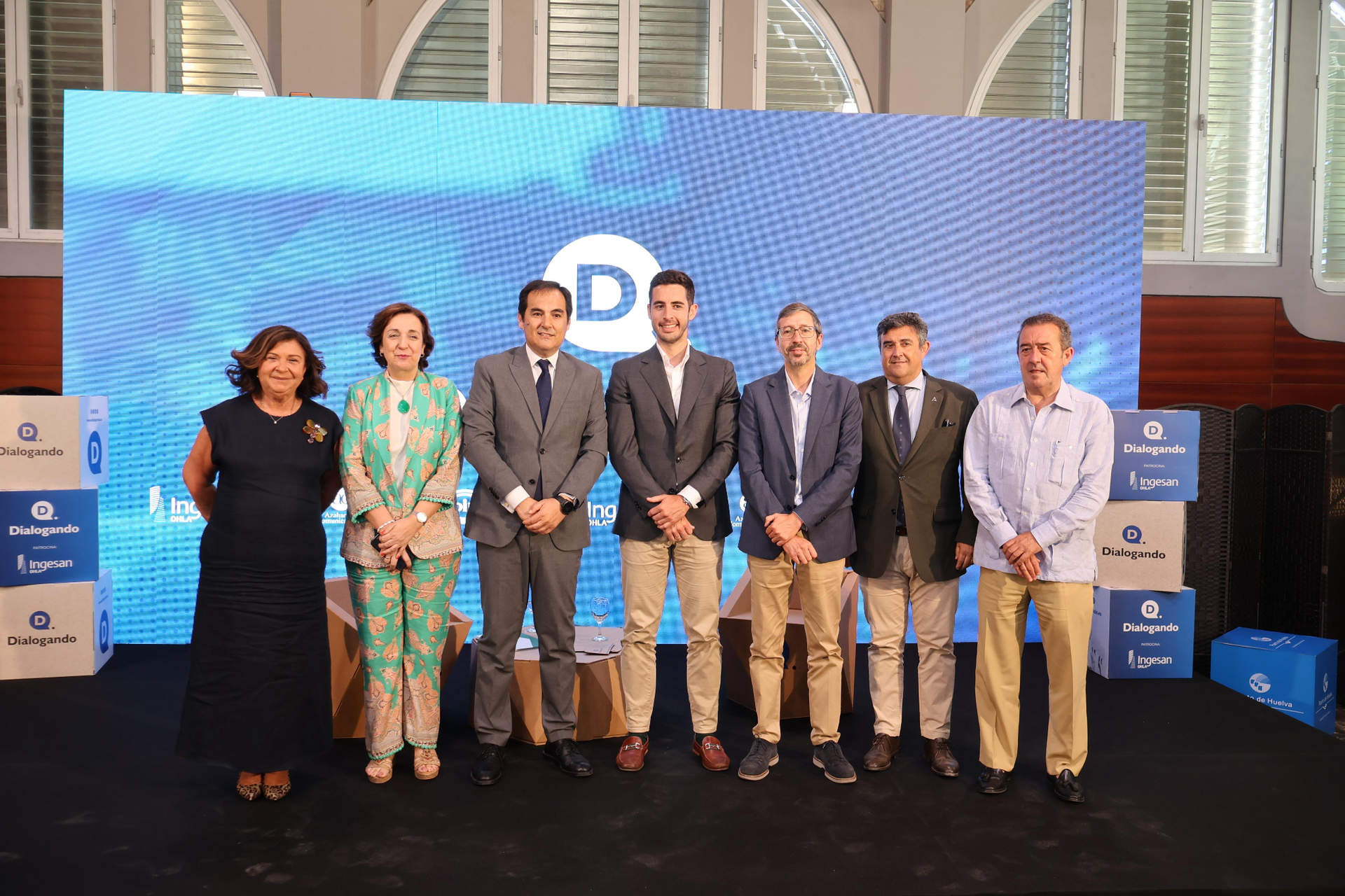 Foto de familia del Foro político que organiza Azahara Comunicación
