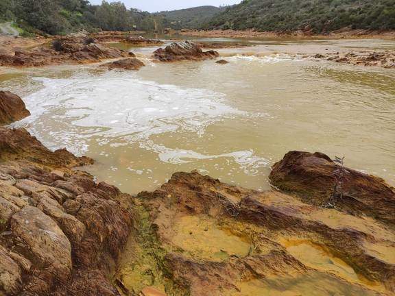 Caudal contaminado por drenaje ácido de minas en el interior de la provincia