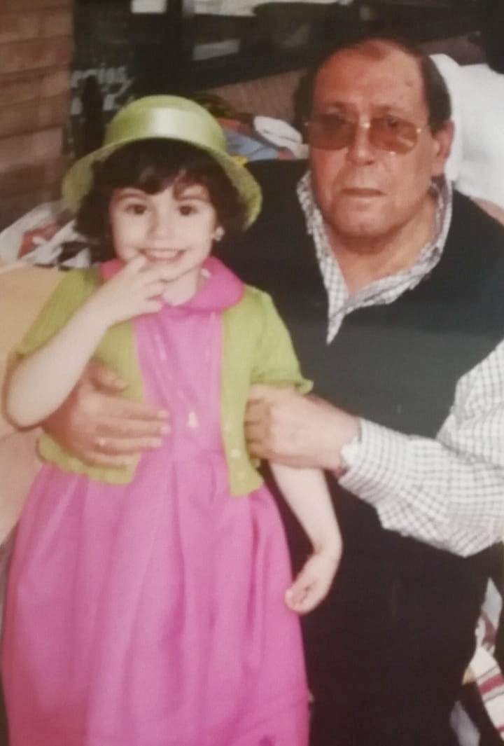 En su infancia con su abuelao materno Manolo Acevedo