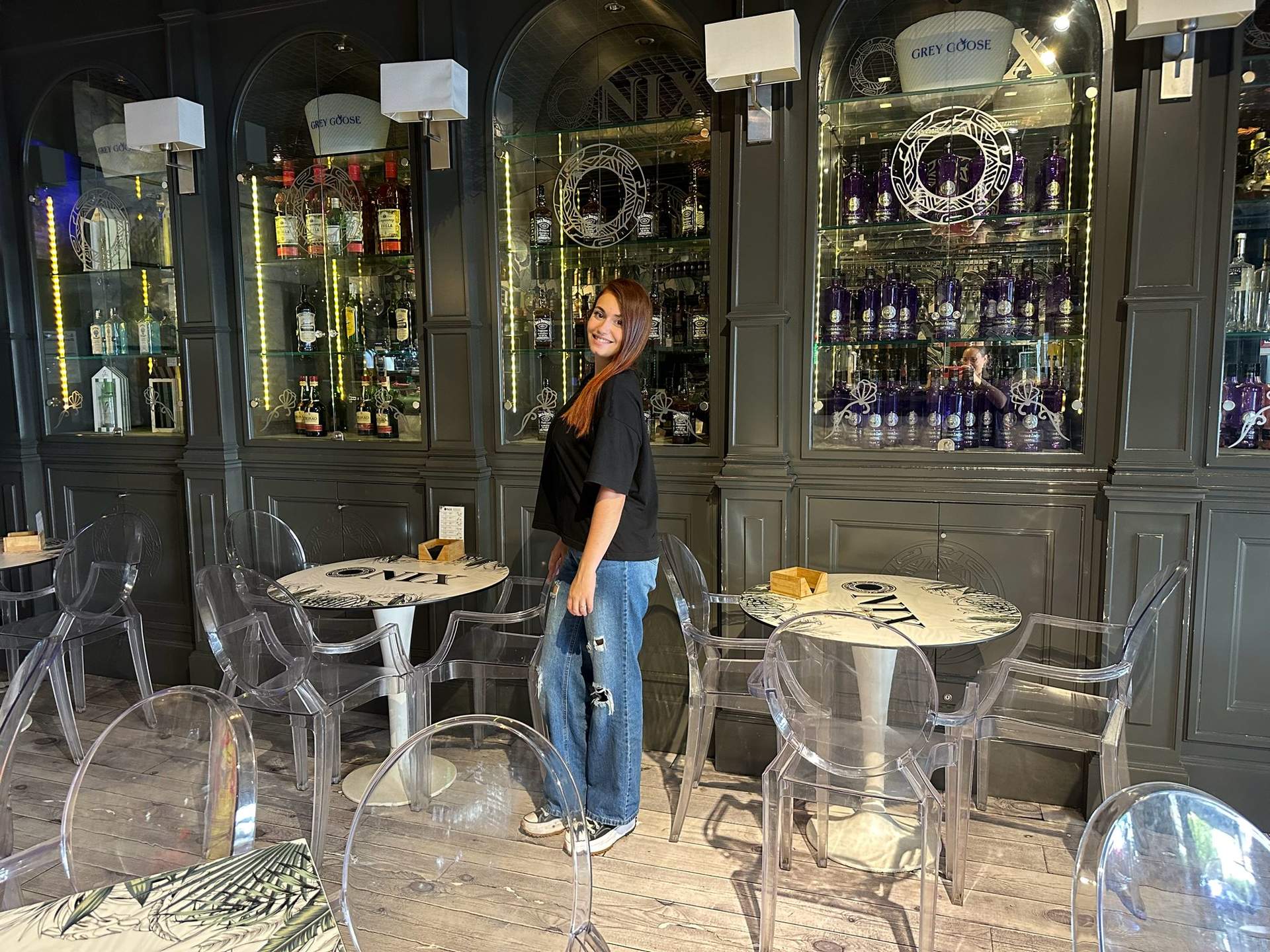En su puesto de trabajo el Bar - Cafetería Onix