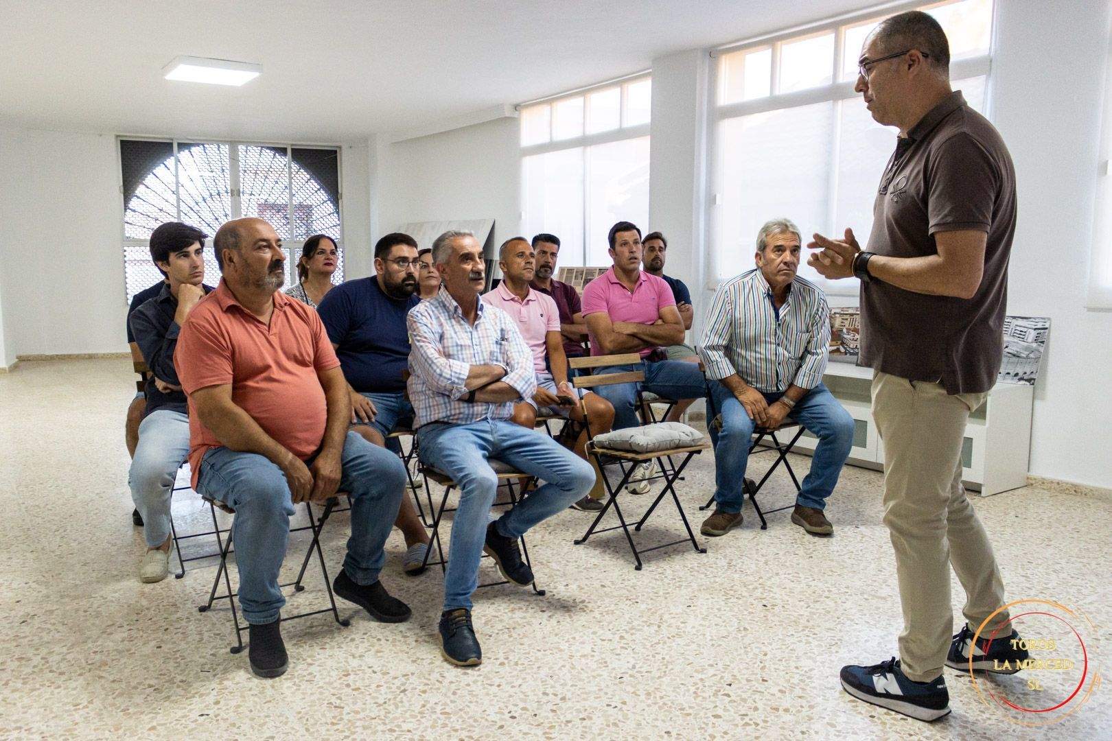 Personal de la plaza atento a la explicación