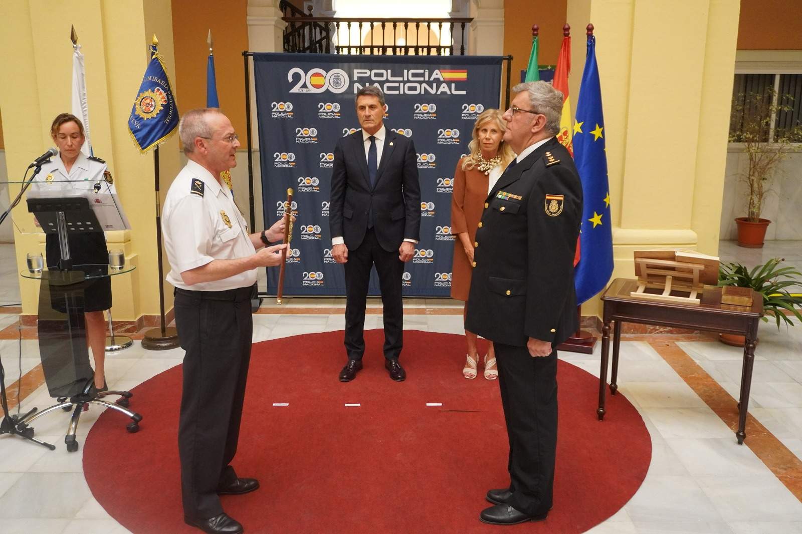 Quintín Méndez recibe el símbolo de su cargo ante Pedro Fernández y María José Rico