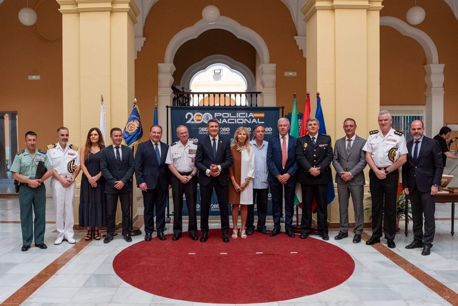 Foto de familia con las autoridades locales, provinciales, militares y de justicia