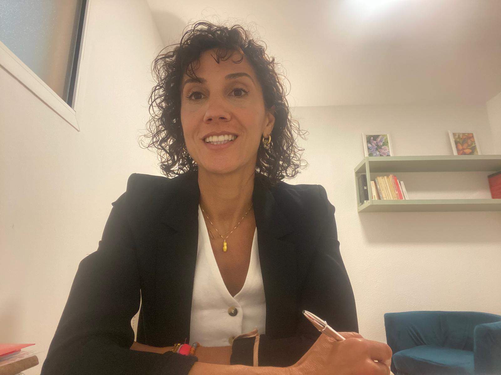 Rosa en su consulta