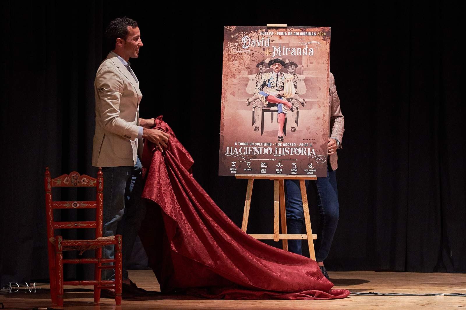 David de Miranda junto al cartel de su tarde torera
