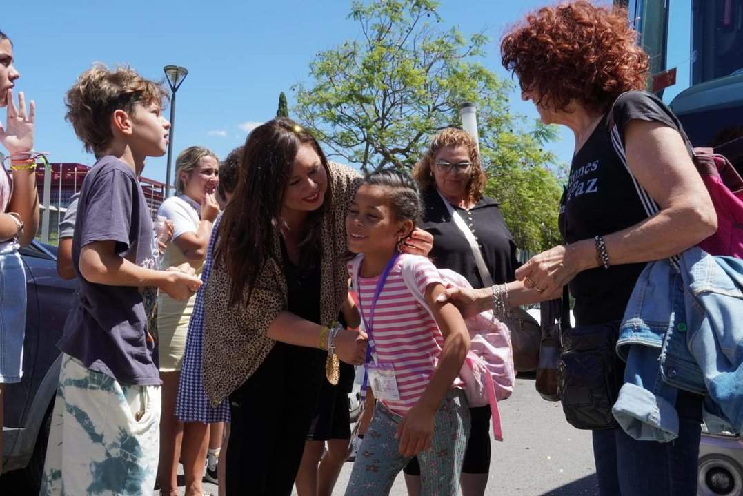 La diputada Rocío Moreno recibe a los niños y niñas saharauis del programa