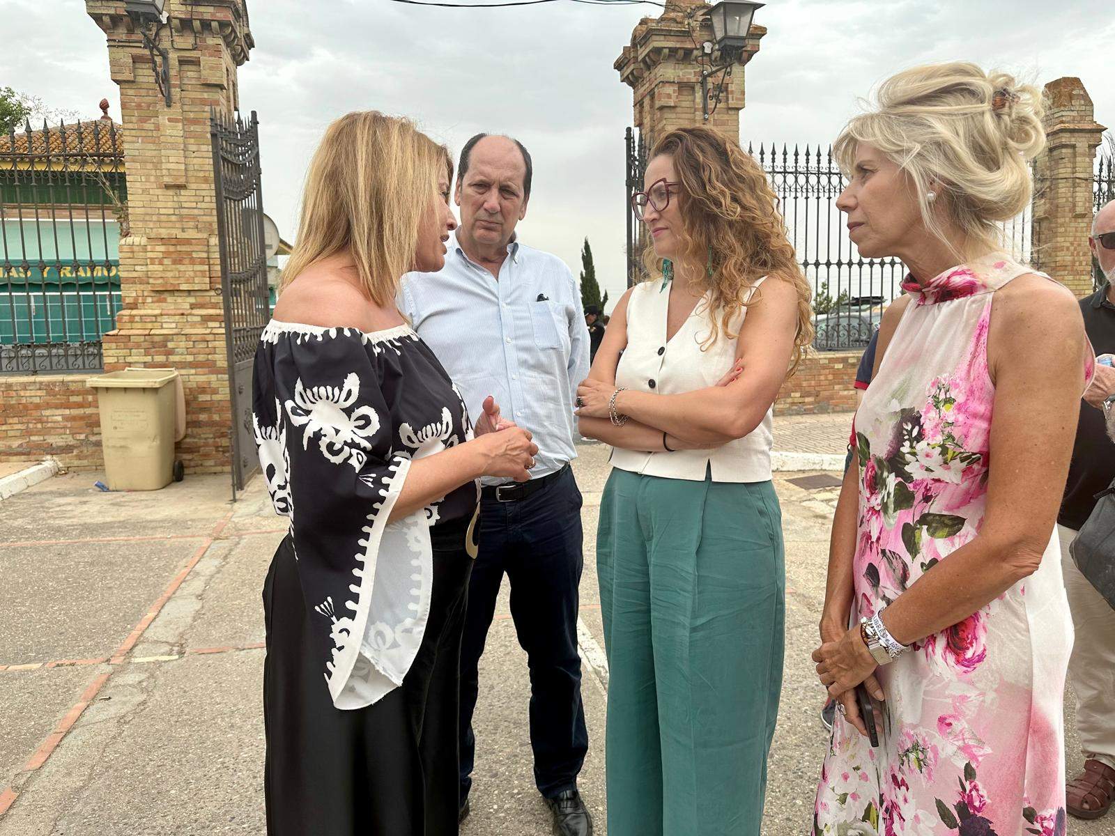 La alcaldesa, Pilar Miranda, Hijosa y Rico, en la fosa de La Soledad