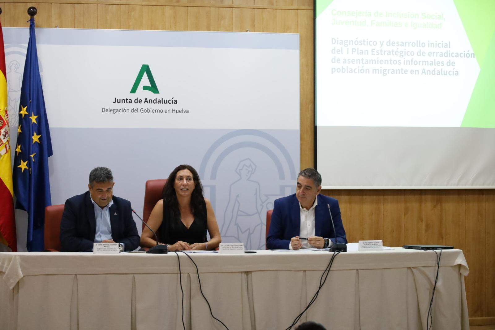 La consejera Loles López junto a Correa y Toronjo