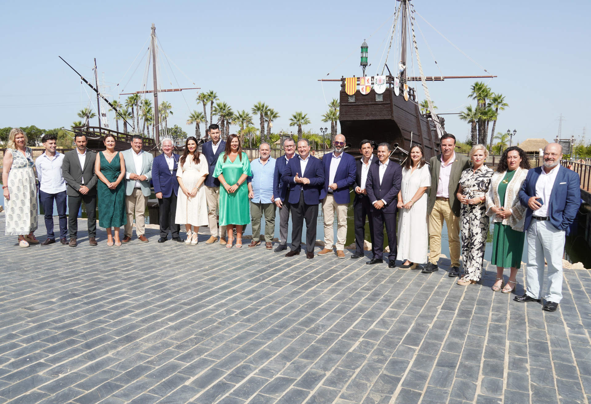 Foto de familia en el Muelle de las Carabelas