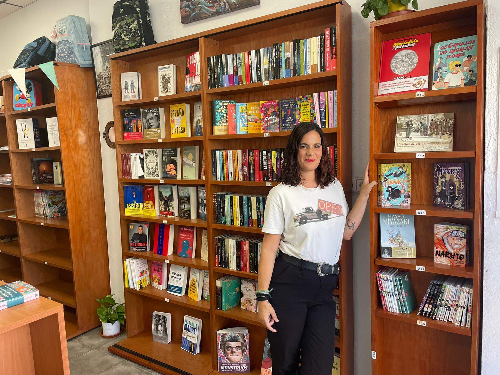 Eva posa así de feliz en su recién inaugurada librería