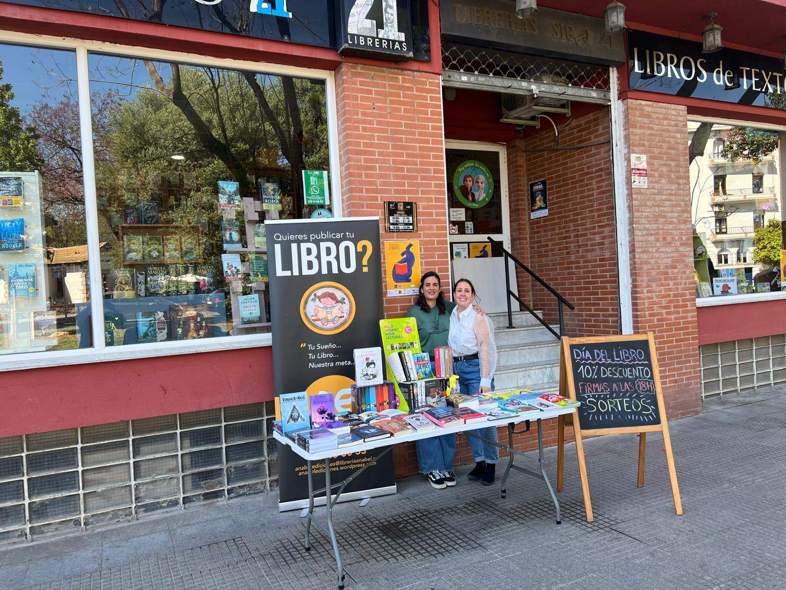 Eva junto a una compañera a las puertas de la Librería donde trabajo