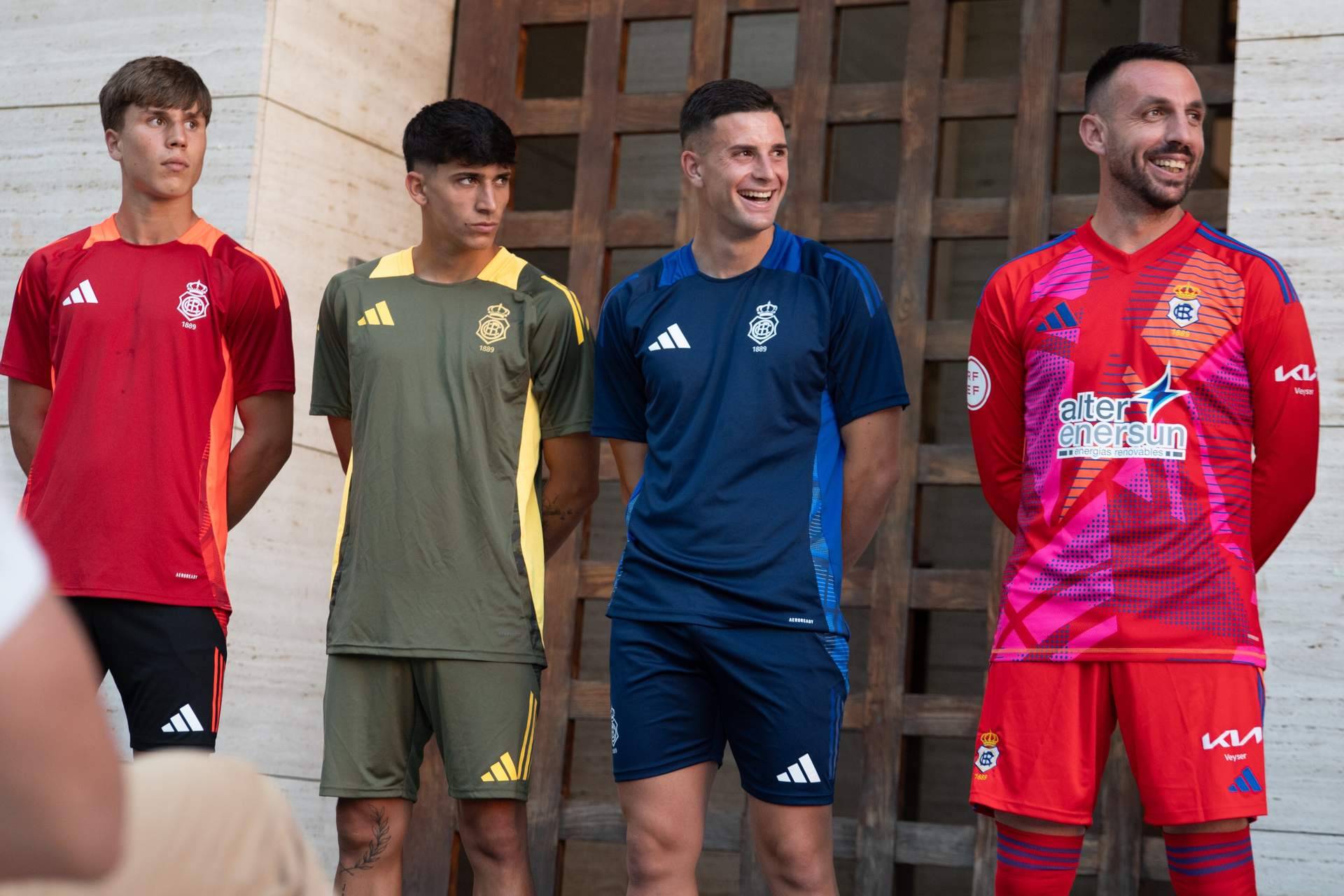 Los jugadores del Recre hicieron de modelos.