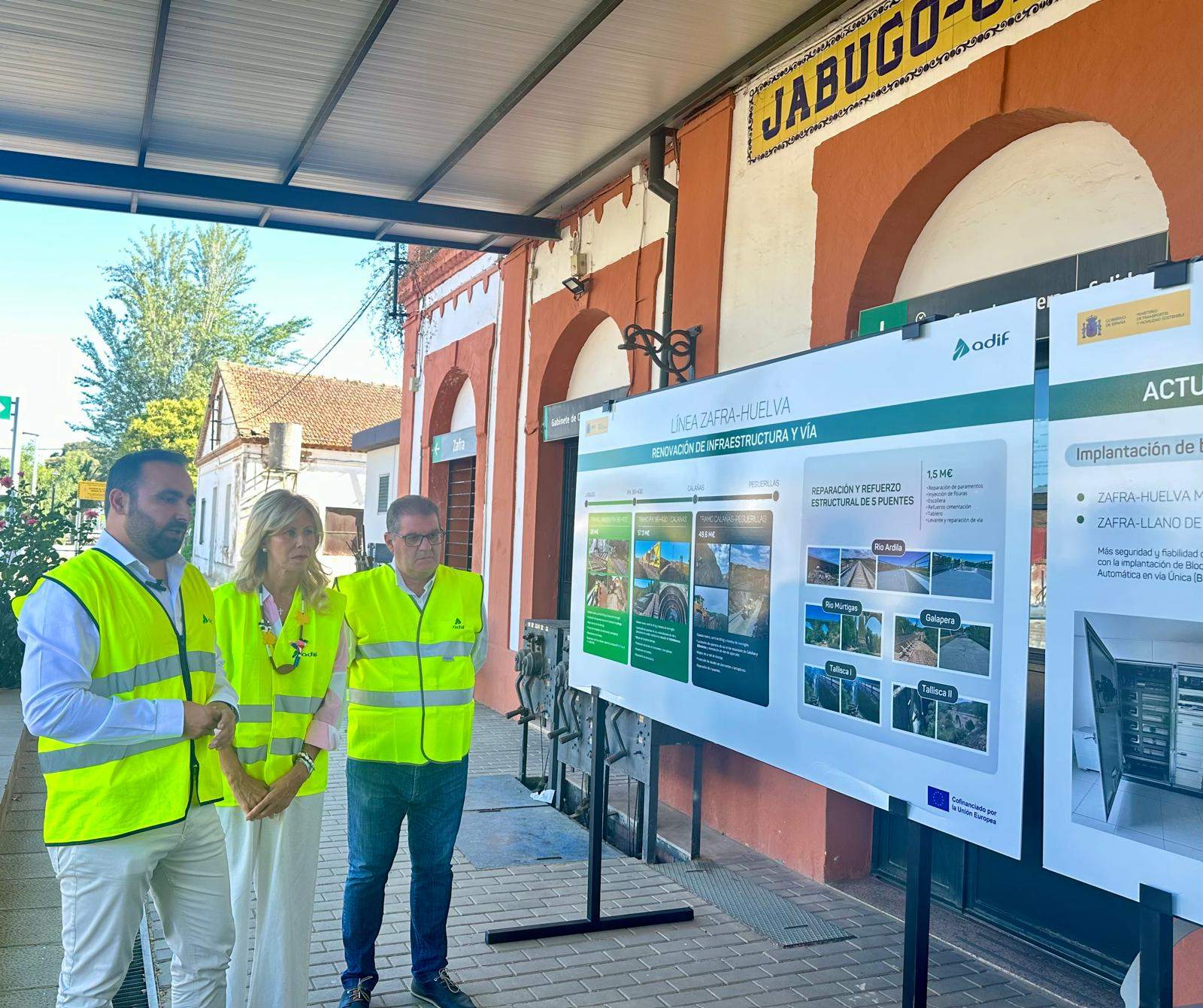La delegada del Gobierno, junto a técnicos de ADIF y el alcalde de Jabugo