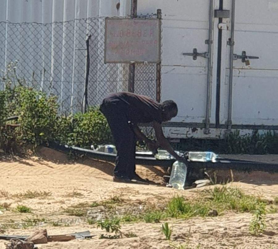 Un residente recoge agua de una conducción