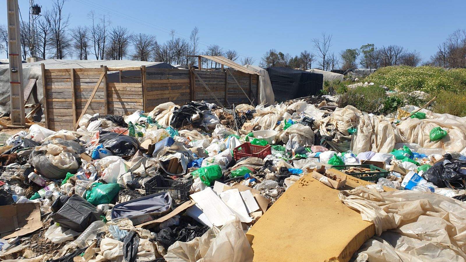 Plásticos agrícolas amontonados junto a uno de los asentamientos