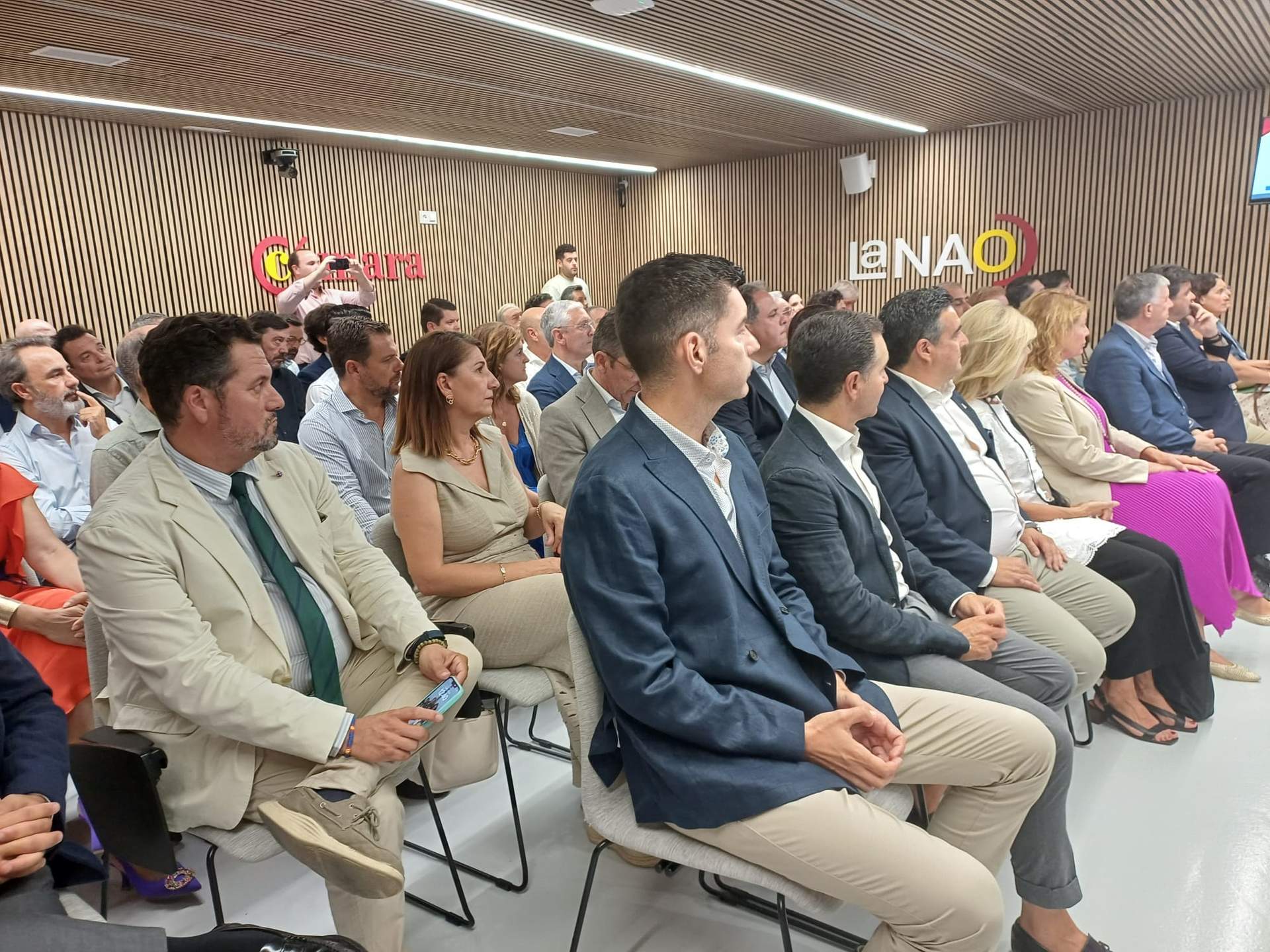 Representantes institucionales y empresarios, en el acto