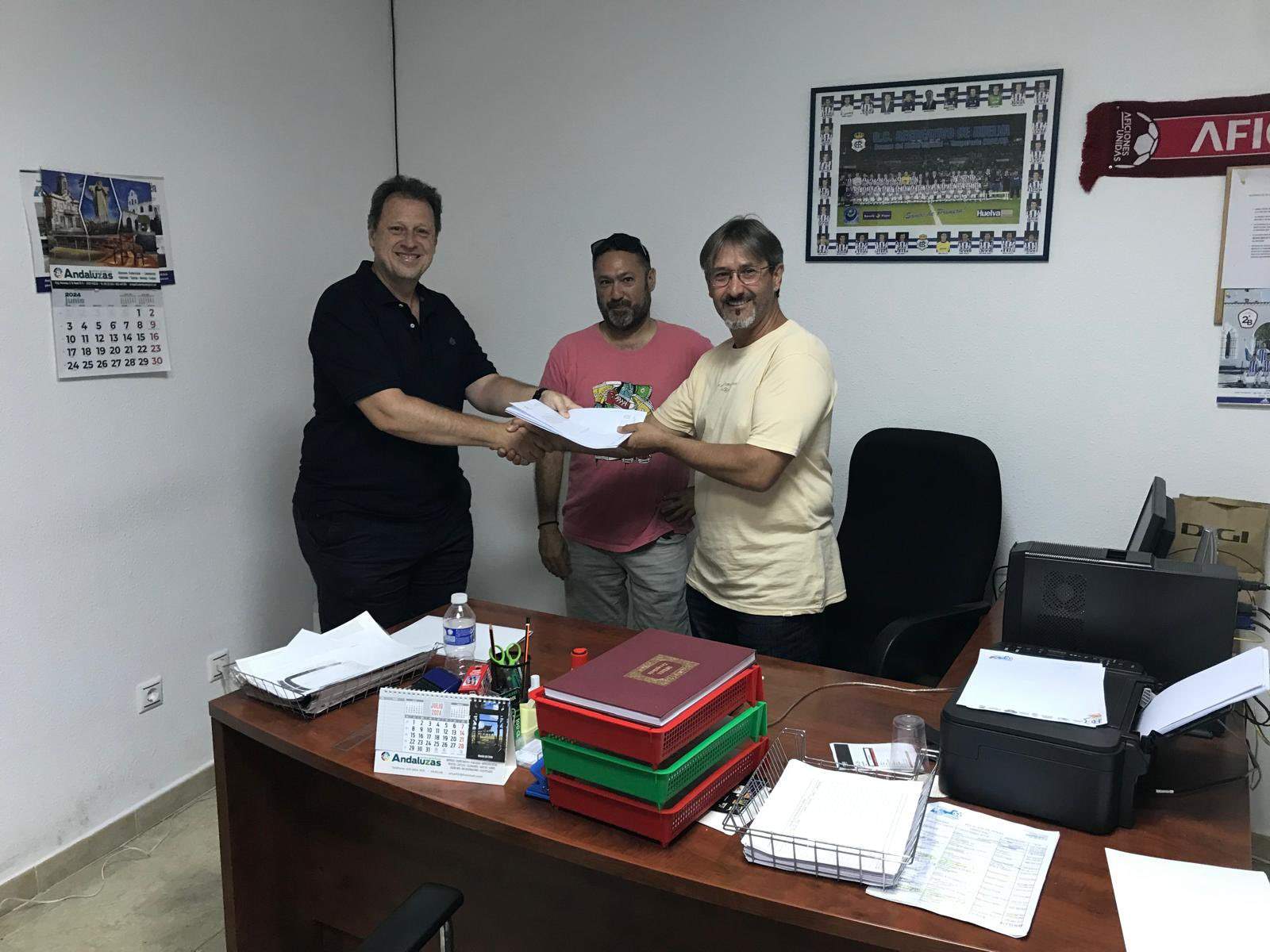 La nueva agrupación albiazul entregando la documentación.