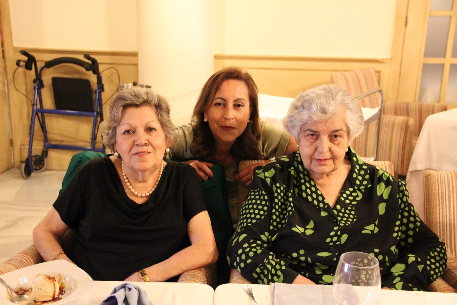Su madre Carmen, junto a su tía Pepita y su hermana Carmen María