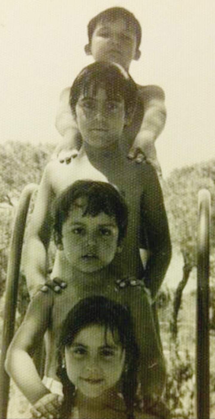 En su infancia, junto a sus primos Alejandro y Antonio Mazo y su hermana Carmen María