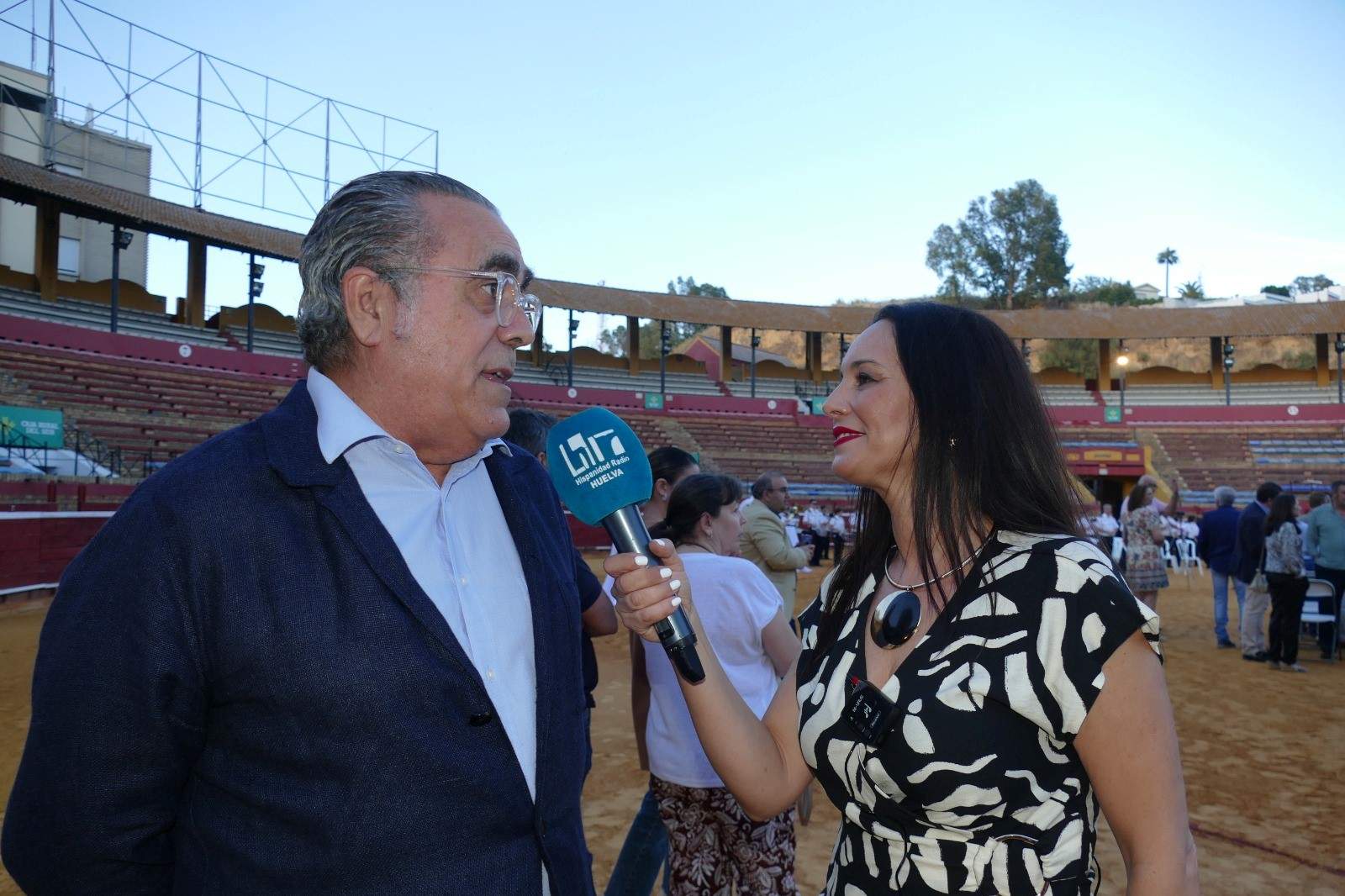 Con su compañera Rocío durante la presentacion de los carteles taurinos de la FeriaColombina 2024