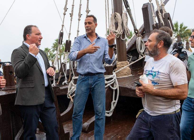 Un momento de la visita de Toscano al Muelle
