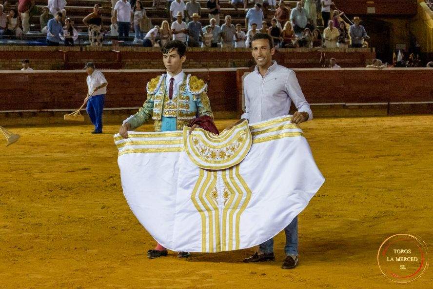 Miranda entrega el capote se paseo al ganador de la tarde