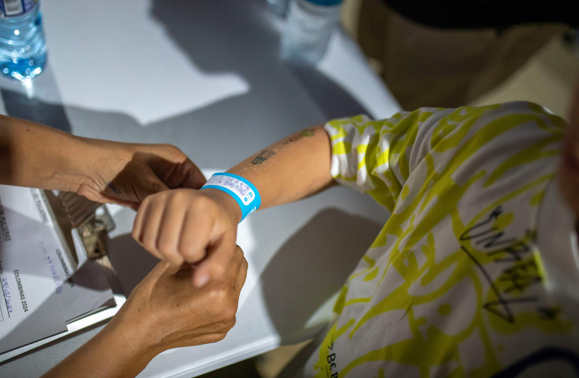 Colocación de pulseras para evitar la pérdidas de menores