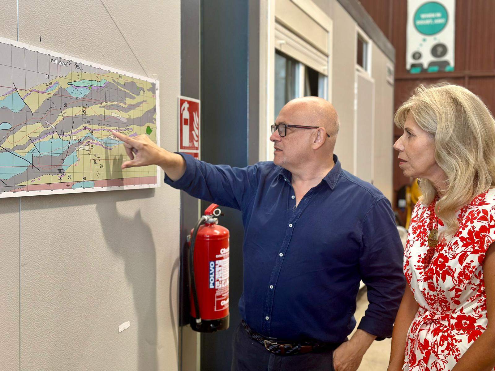 Rico recibe explicaciones de Emerita, la empresa canadiense que desarrolla el proyecto